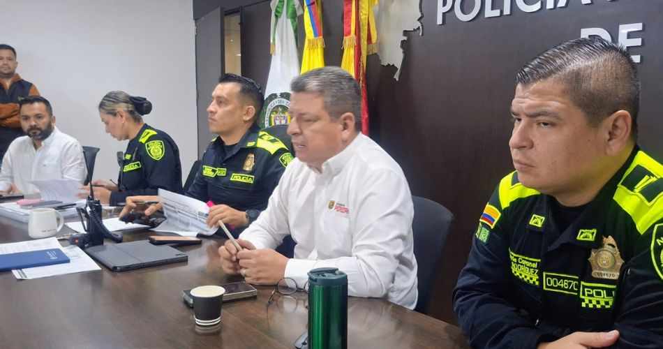 Ciudadanos participan en la segunda vuelta presidencial durante la apertura de la jornada electoral en Pereira.