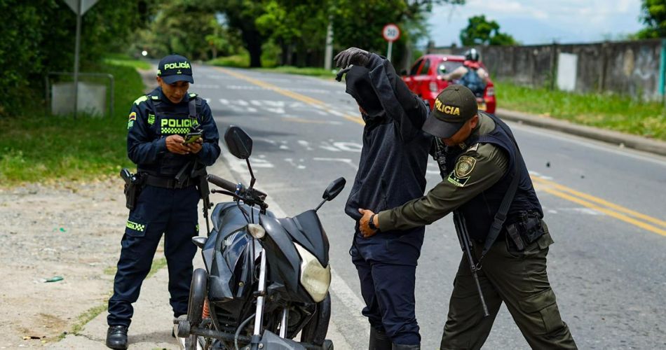 Uniformados y equipos de vigilancia apoyan las estrategias de movilidad implementadas en las principales vías del Valle del Cauca durante el fin de semana festivo.
