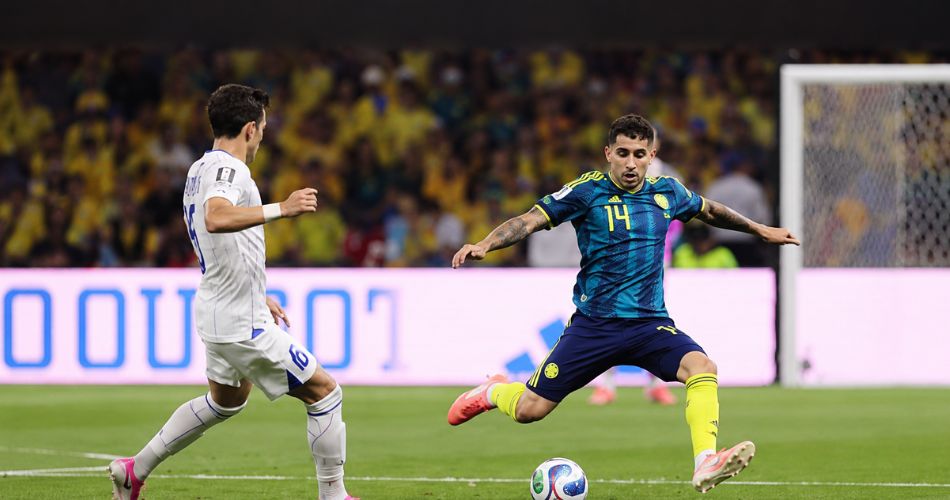Gustavo Puerta controla el balón durante el encuentro entre Colombia y Uzbekistán en el Mundial 2026.