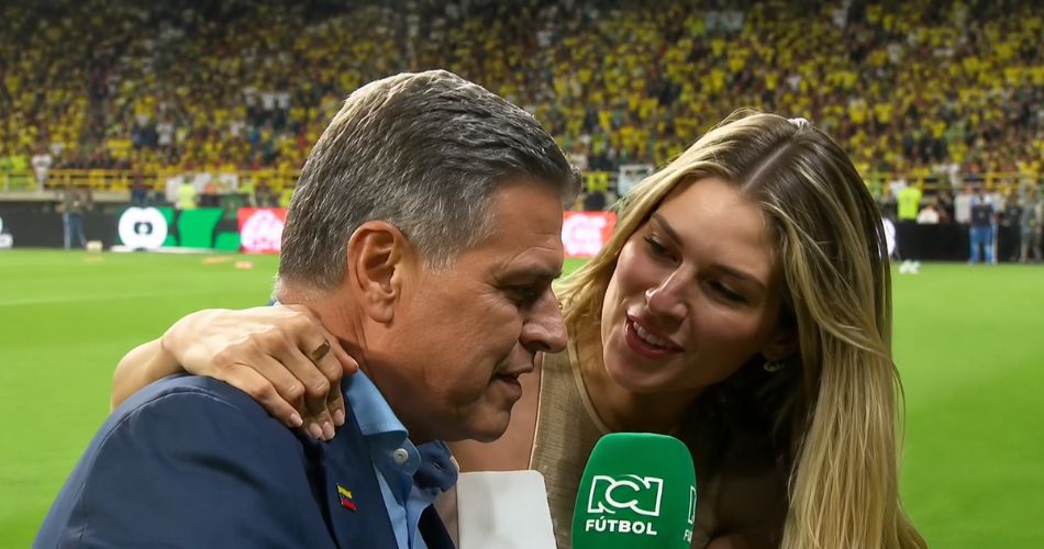 Andrea Guerrero durante una transmisión desde un estadio en el marco de la cobertura del Mundial.