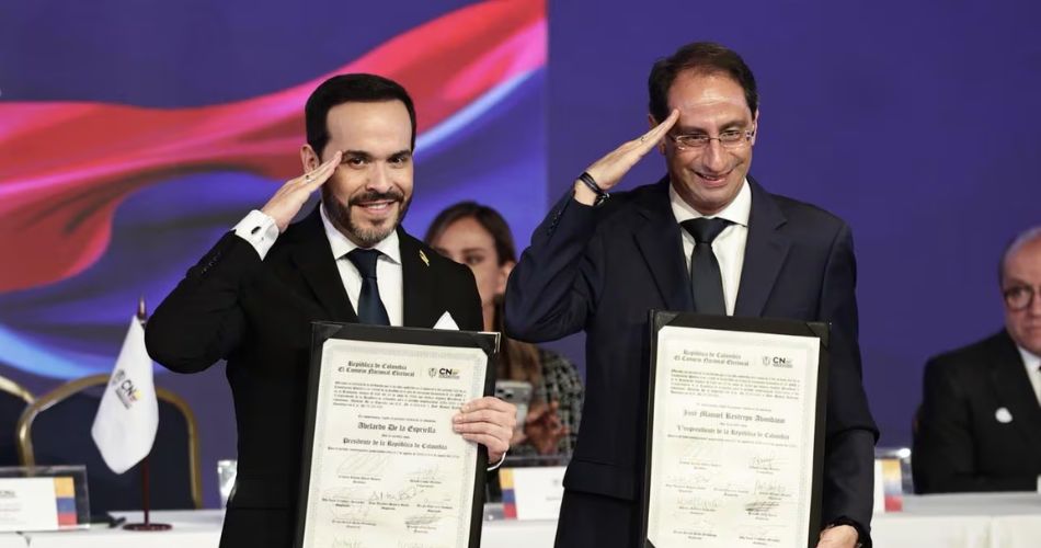 Ceremonia de entrega de credenciales presidenciales a Abelardo De La Espriella y José Manuel Restrepo por parte del CNE