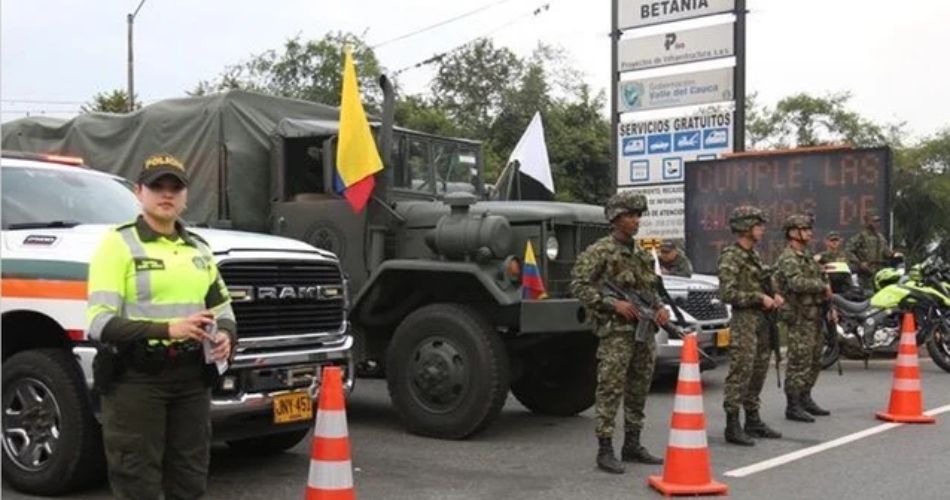 Personal de seguridad y movilidad participa en el dispositivo dispuesto para apoyar el tránsito de viajeros en diferentes corredores del Valle del Cauca.