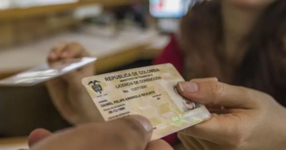 Licencias de conducción colombianas asociadas a la propuesta de un sistema basado en puntos para conductores.