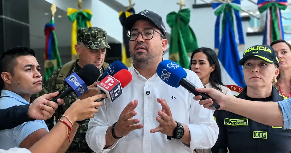 Guillermo Londoño atiende a medios de comunicación durante el seguimiento a la jornada electoral en el Valle del Cauca.