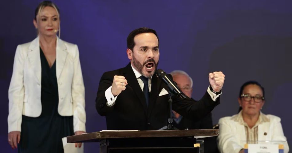 Abelardo De La Espriella recibe credencial presidencial del CNE junto a José Manuel Restrepo