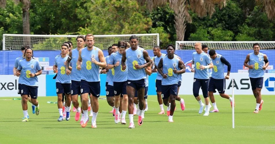 Jugadores de la selección de Inglaterra participan en una sesión de entrenamiento previa a su debut en la Copa Mundial 2026.