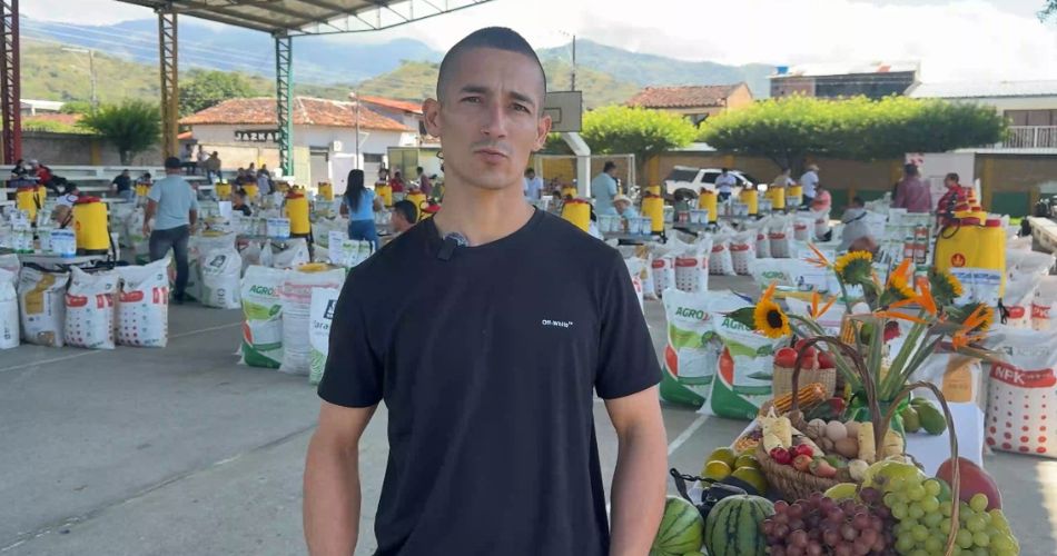 Agricultores de Obando y Toro participan en la entrega de insumos y herramientas del programa Valle Agro para fortalecer la producción agrícola.