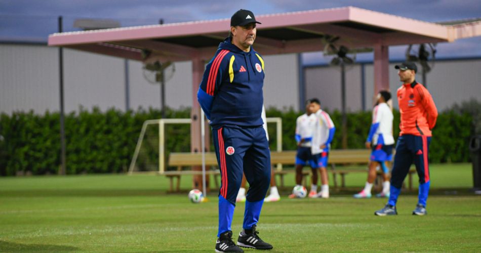 Cuerpo técnico de la Selección Colombia durante una práctica previa al partido frente a Uzbekistán en el Mundial 2026.
