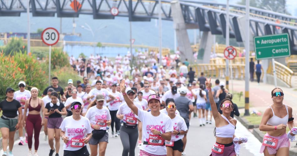 Mujeres, familias y deportistas participan en la Carrera Mujer Valiente realizada en Pereira.