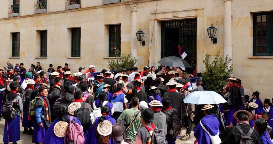 Integrantes de comunidades indígenas durante su llegada a Bogotá en el marco de gestiones relacionadas con procesos territoriales y espacios de diálogo.
