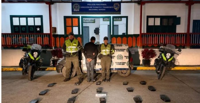 Policías hallan cargamento oculto tras revisar extraño desnivel
