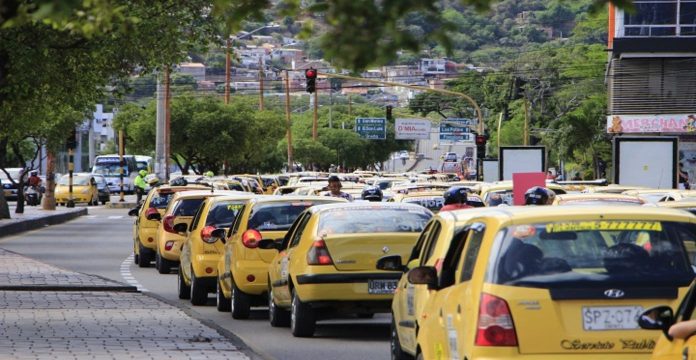 Gobierno presenta cambios para modernizar el servicio de taxi en Colombia