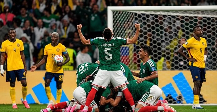 México liquida a Ecuador y vuela hacia octavos en el Estadio Azteca.