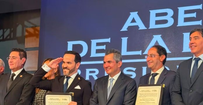 Abelardo De La Espriella recibe credencial presidencial del CNE