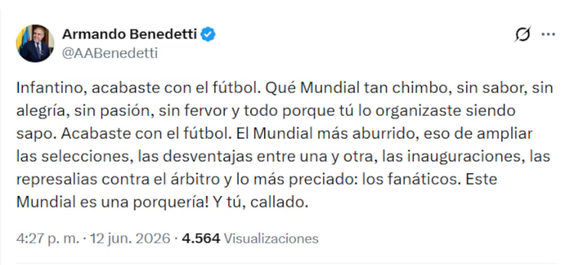 Armando Benedetti y Gianni Infantino junto al trofeo de la Copa Mundial en una imagen relacionada con las críticas del ministro a la organización del torneo.