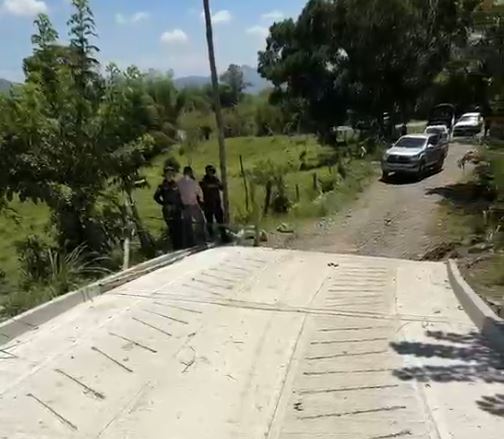 Placa huella en zona rural de Cartago mejora movilidad campesina