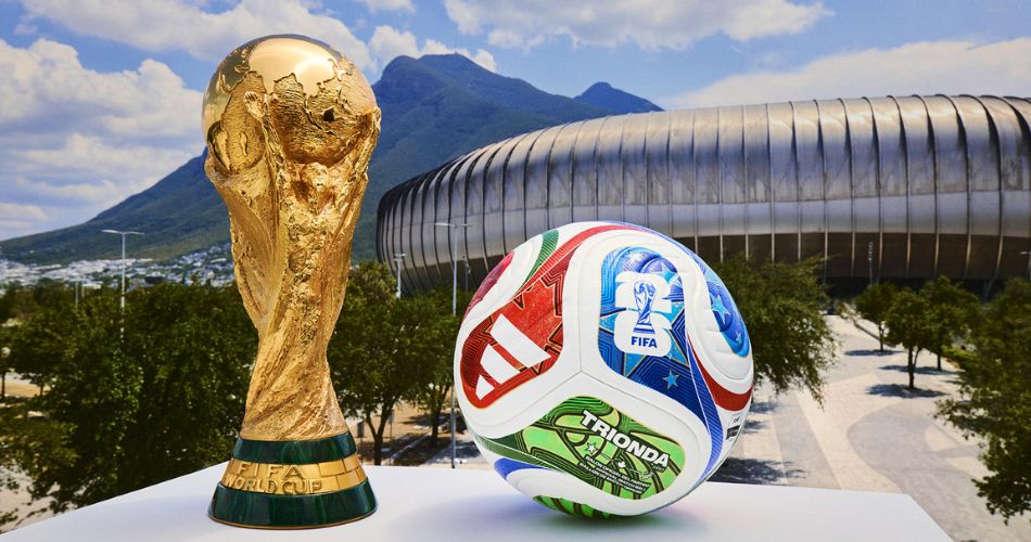 Trofeo y balón oficial del Mundial 2026 sobre el campo de juego durante la fase eliminatoria del torneo.