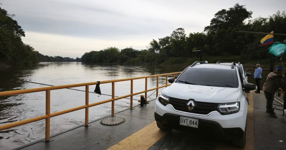 Barcaza Caramanta en operación sobre el río Cauca conectando los municipios de Bugalagrande, Trujillo y Bolívar.