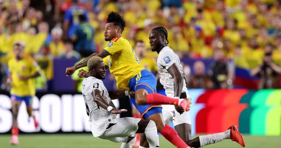 Disputa del balón entre un jugador de Colombia y uno de Ghana durante el partido mundialista.