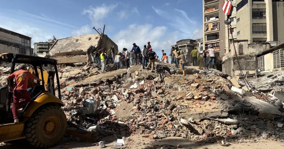 Cuatro funcionarios resultaron expulsados y afrontan cargos judiciales tras ser filmados en el sitio de la tragedia.