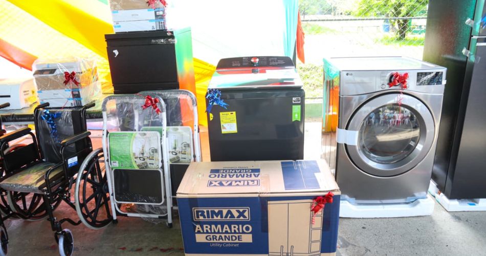 Adultos mayores durante la entrega de dotación destinada a fortalecer la atención en los Centros Vida del Valle del Cauca.