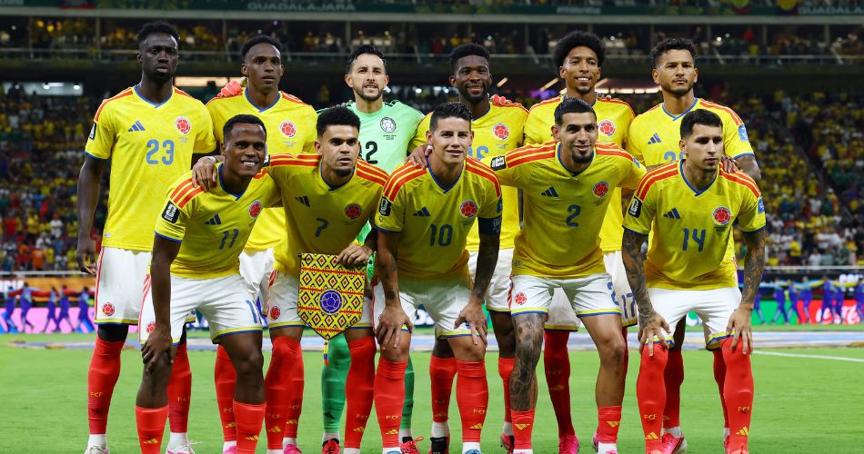 Jugadores de la Selección Colombia durante el himno nacional con su uniforme oficial.