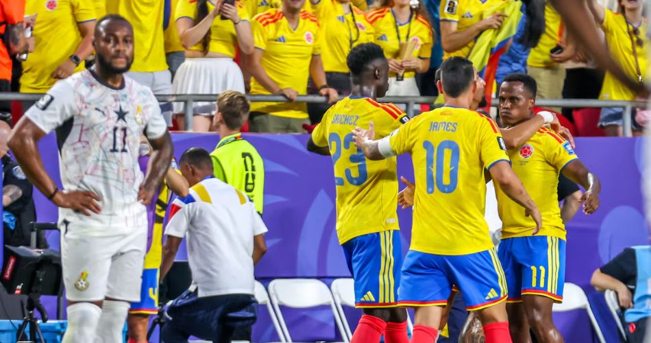 Hinchas de Colombia celebran junto al supuesto brujo de Ghana en las tribunas del estadio después del partido del Mundial 2026.