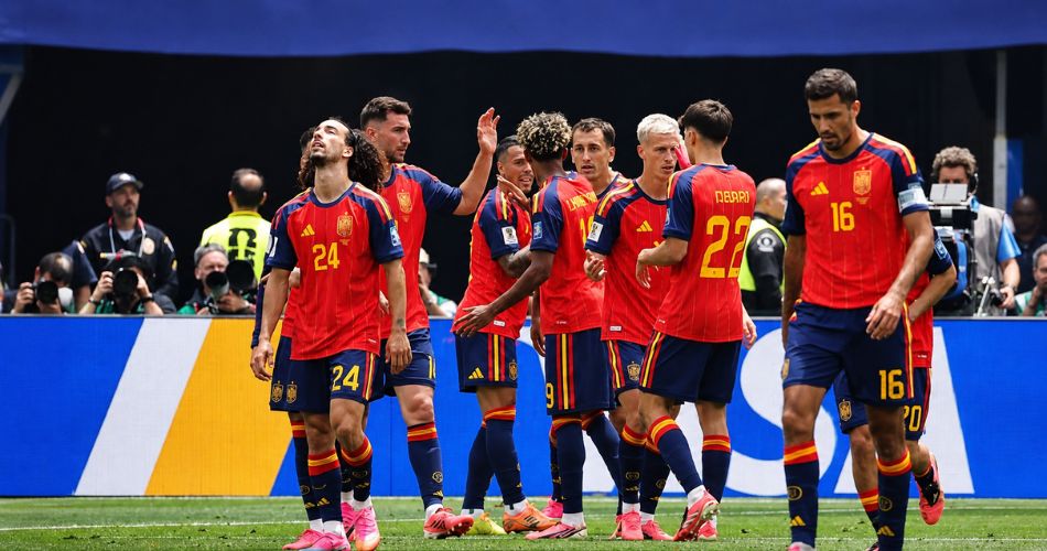 Jugadores de España celebran la clasificación a los octavos de final después del triunfo frente a Austria en el Mundial 2026.