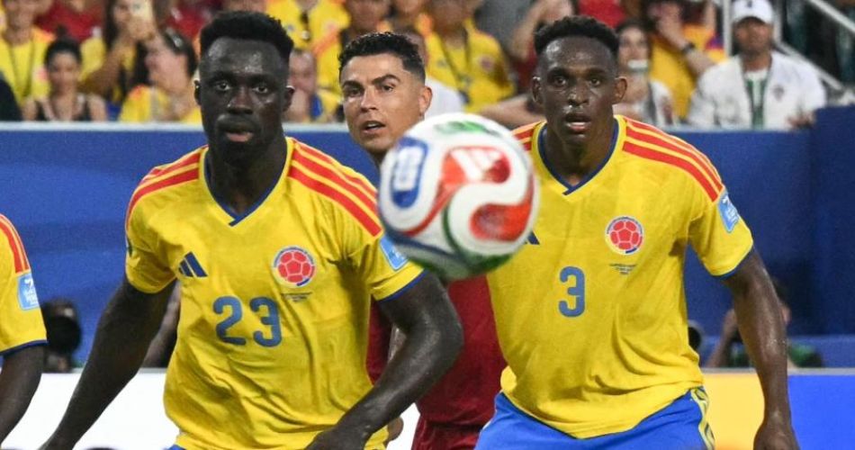 Futbolistas de la Selección Colombia en disputa del balón contra Portugal