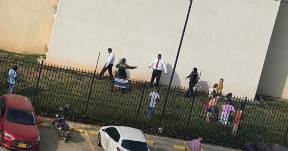 Unidades judiciales custodian el perímetro de la edificación tras el trágico hecho matutino.