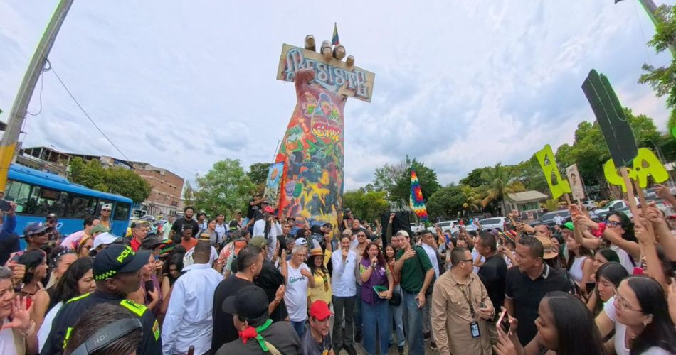 Iván Cepeda en Puerto Resistencia durante su visita a Cali para respaldar el monumento y promover la desobediencia civil pacífica.