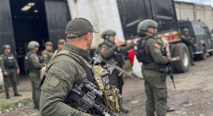 Imagen destacada SEO ALT: Ataque con drones en Risaralda contra subestación de Policía. Título: Ataque con drones contra una subestación policial en Santa Cecilia. Leyenda: La fuerza pública reforzó la seguridad después del ataque registrado en Santa Cecilia. Descripción: Fotografía relacionada con el ataque con drones ocurrido en el corregimiento de Santa Cecilia, Pueblo Rico.