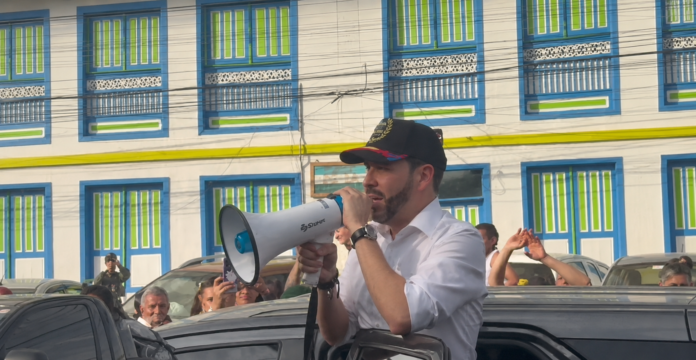 Mensaje presidencial en El Cairo con Abelardo De la Espriella hablando por megáfono ante familias damnificadas