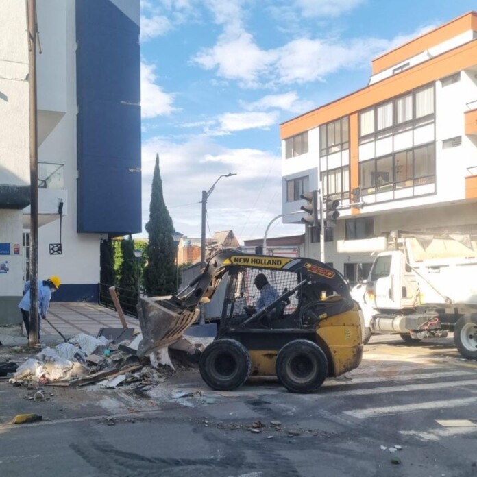 Pereira avanza con la recolección de escombros mediante trabajos realizados por obreros de Infraestructura