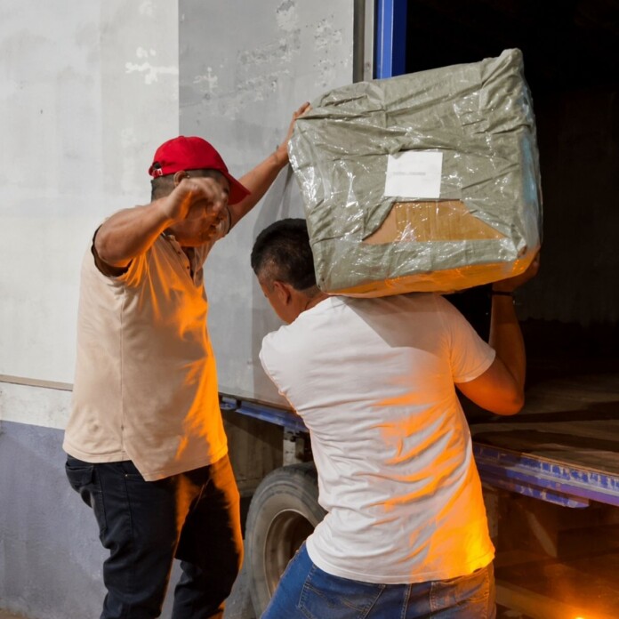 Bancolombia entrega carpas a damnificados por el sismo en Cartago.