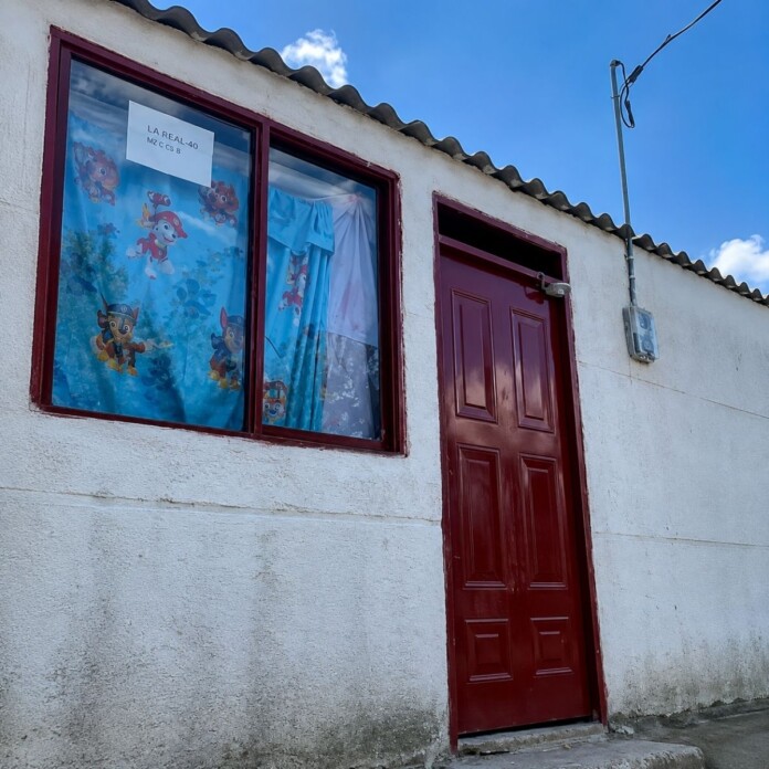 Proyecto de vivienda Koralyn con unidades habitacionales relacionadas con el proceso de entrega a beneficiarios.