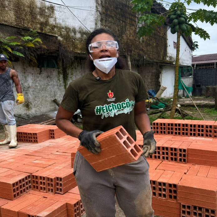 Gobernadora del Chocó trabaja pasando ladrillos junto a la comunidad durante labores de reconstrucción