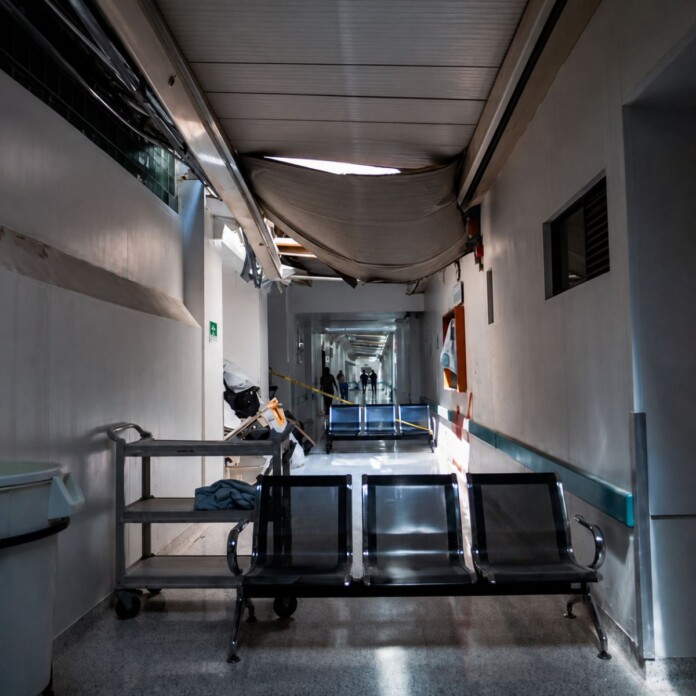 Hospital San Jorge de Pereira con daños visibles en el techo de uno de sus pasillos