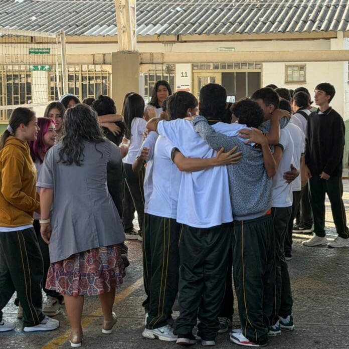 Estudiantes de Armenia se abrazan durante el regreso a las actividades académicas presenciales