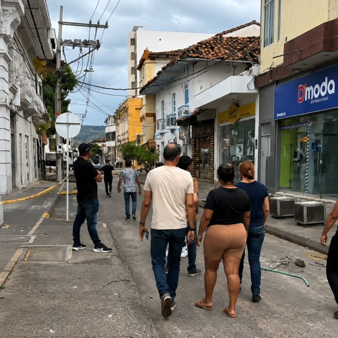Habilitan paso peatonal en la carrera cuarta de Cartago, donde ciudadanos recorren el sector comercial.