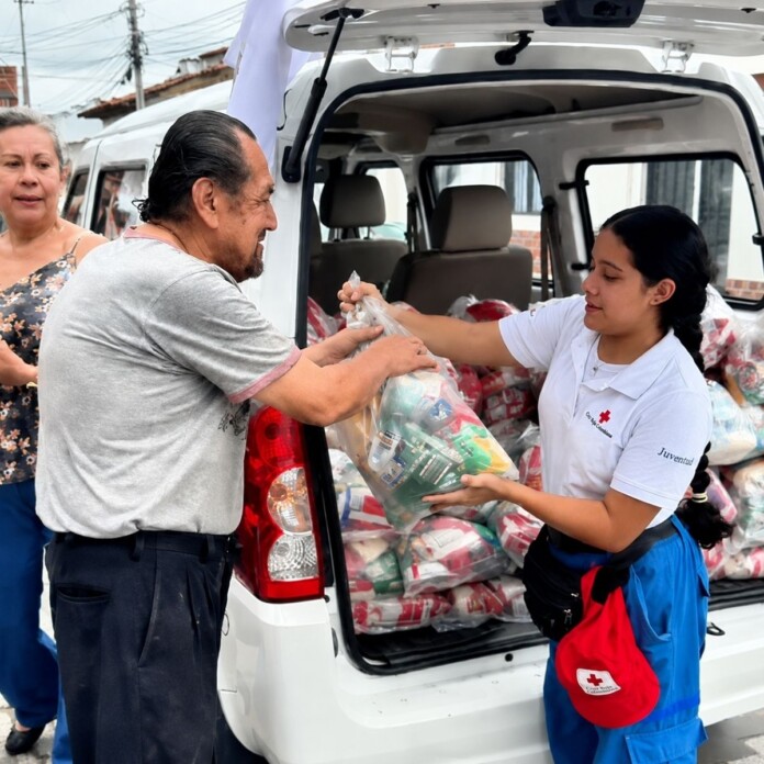 Entrega de ayudas a familias afectadas por el terremoto en Cartago.
