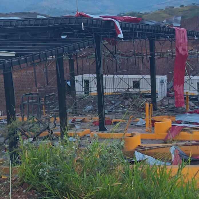 Explosivos destruyen el peaje de Mondomo sobre la vía Panamericana