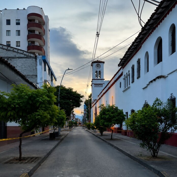 Toque de queda en Cartago durante la restricción nocturna establecida para la zona céntrica de la ciudad.