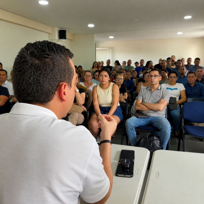 Comerciantes de Cartago reunidos para analizar las condiciones de sus establecimientos afectados por el sismo.
