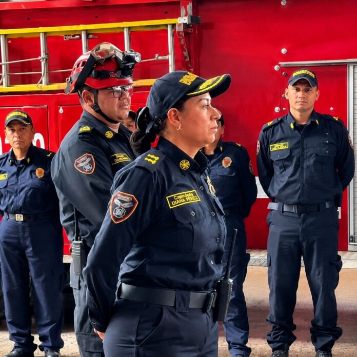 Bomberos de Cartago durante el reconocimiento por las labores realizadas en Pereira luego del sismo.