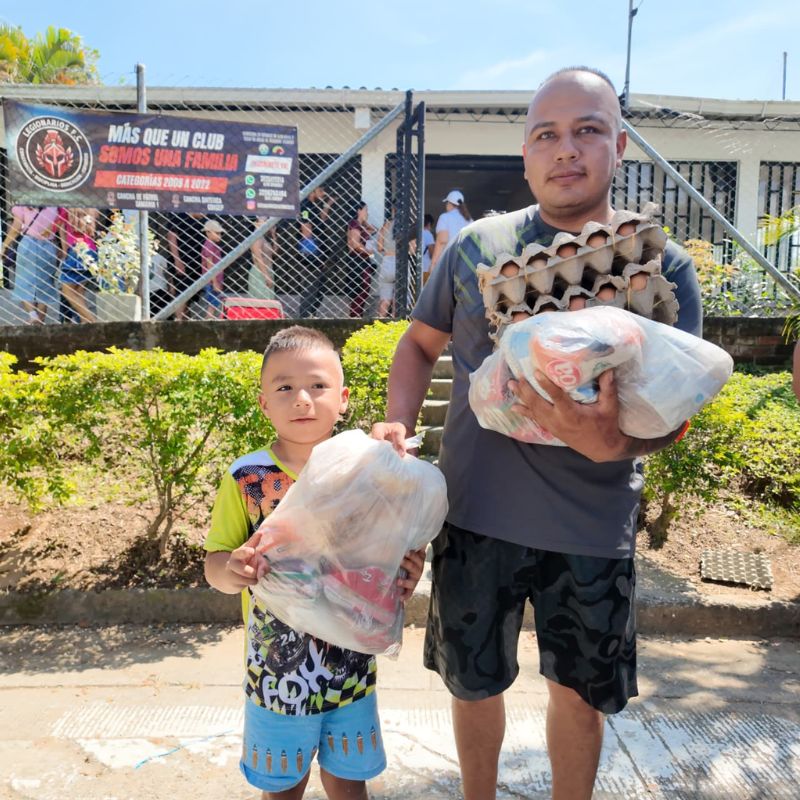 En Pereira garantizan la alimentación escolar con paquetes para preparar en casa.
