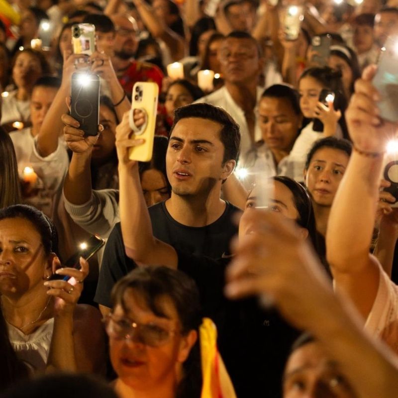 Asistentes con velas y teléfonos encendidos durante la conmemoración de los 163 años de Pereira.