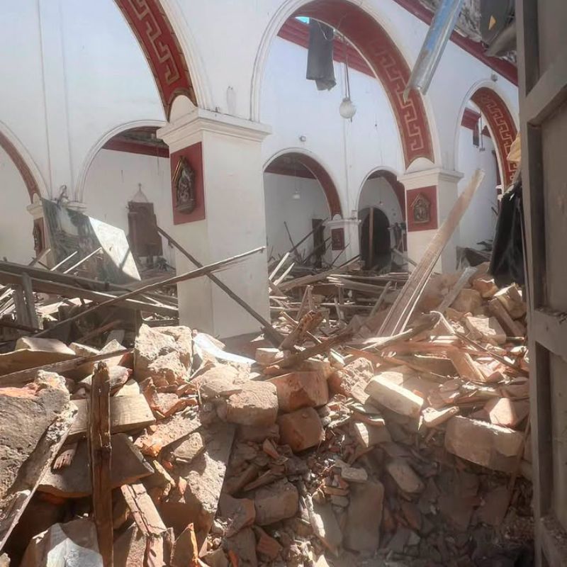 Techo derrumbado en la Basílica Nuestra Señora de la Pobreza en Cartago.