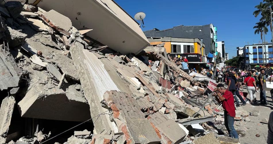 Edificaciones con graves daños y escombros luego del terremoto en Colombia.