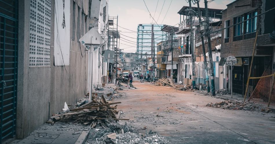 Gobernadora del Valle inicia reconstrucción de viviendas afectadas por el terremoto en Sevilla.